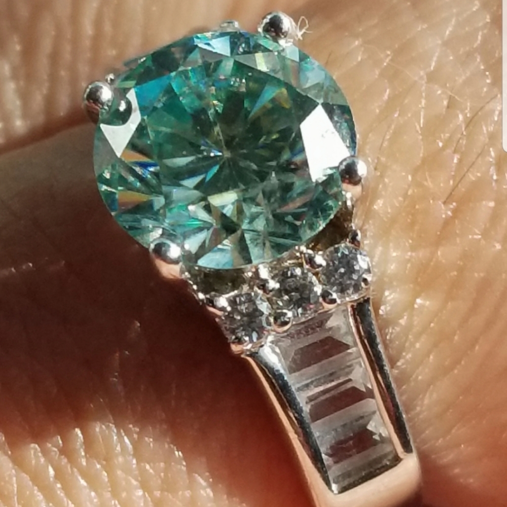 925 sterling silver 2.5 carat green color changing moissanite baguette ring - Picture 7 of 14
